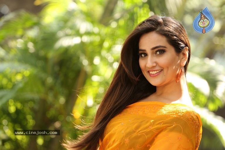 Anchor Manjusha Latest Stills - 9 / 27 photos