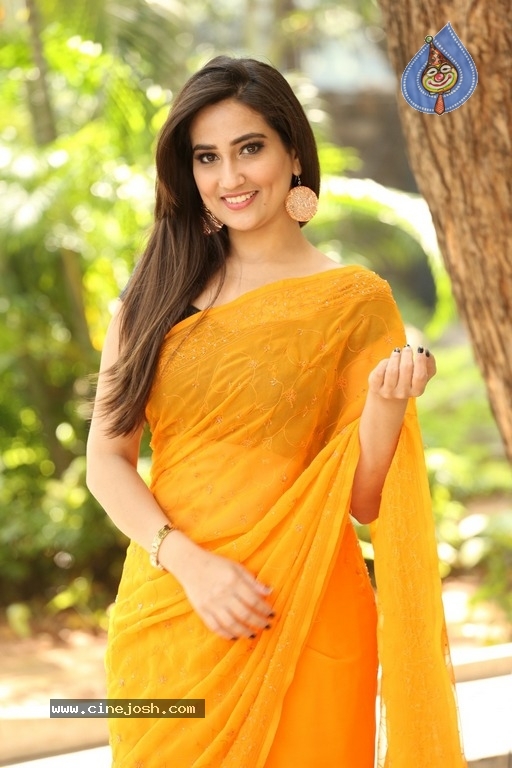 Anchor Manjusha Latest Stills - 10 / 27 photos