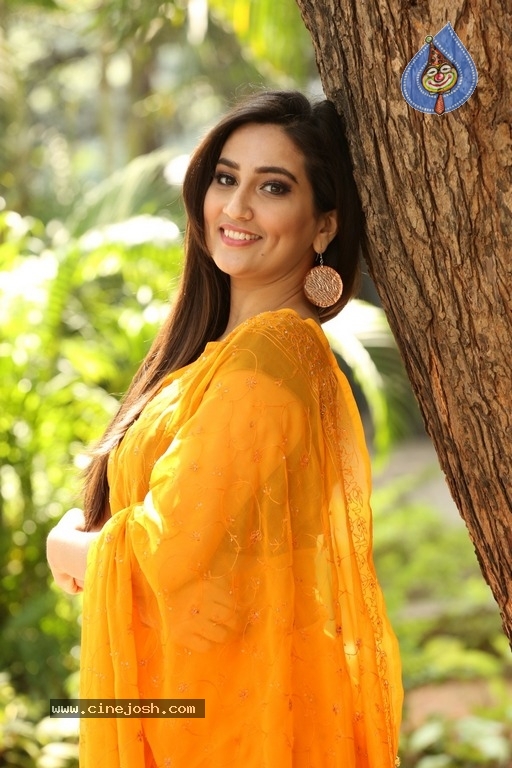 Anchor Manjusha Latest Stills - 16 / 27 photos