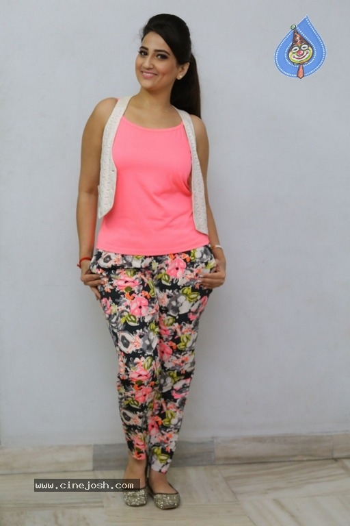 Anchor Manjusha New Pics - 16 / 24 photos