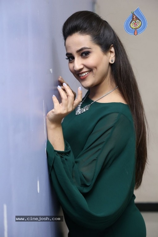 Anchor Manjusha New Pics - 5 / 21 photos