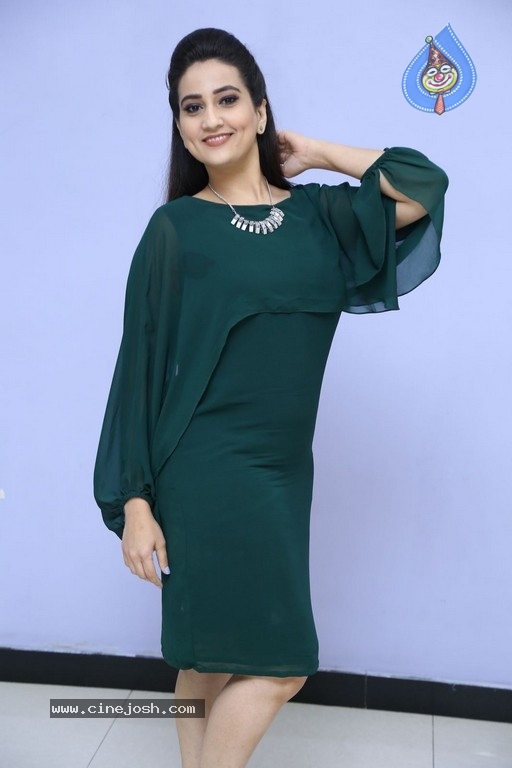 Anchor Manjusha New Pics - 6 / 21 photos