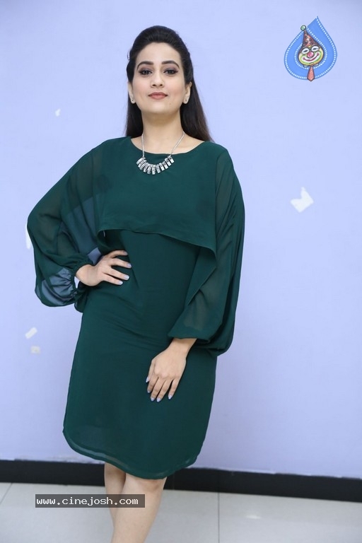 Anchor Manjusha New Pics - 8 / 21 photos