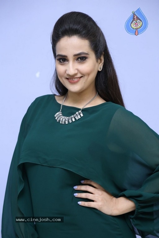 Anchor Manjusha New Pics - 9 / 21 photos