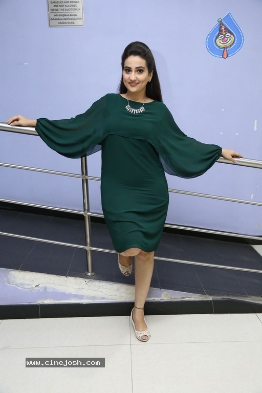 Anchor Manjusha New Pics - 10 / 21 photos