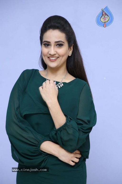 Anchor Manjusha New Pics - 11 / 21 photos