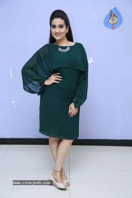 Anchor Manjusha New Pics - 12 / 21 photos
