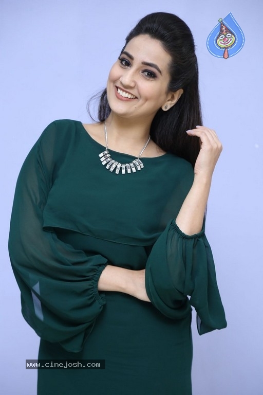 Anchor Manjusha New Pics - 13 / 21 photos
