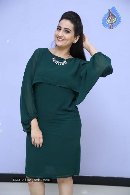Anchor Manjusha New Pics - 14 / 21 photos