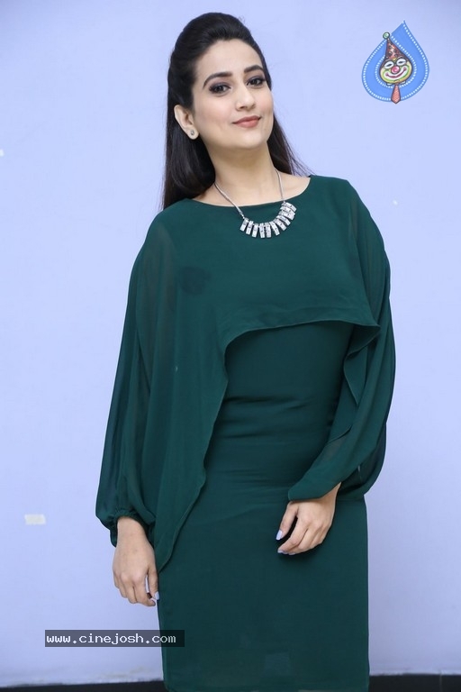 Anchor Manjusha New Pics - 15 / 21 photos