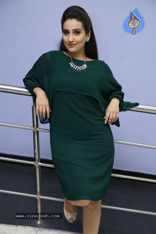Anchor Manjusha New Pics - 18 / 21 photos
