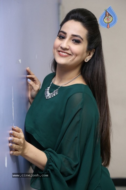 Anchor Manjusha New Pics - 19 / 21 photos