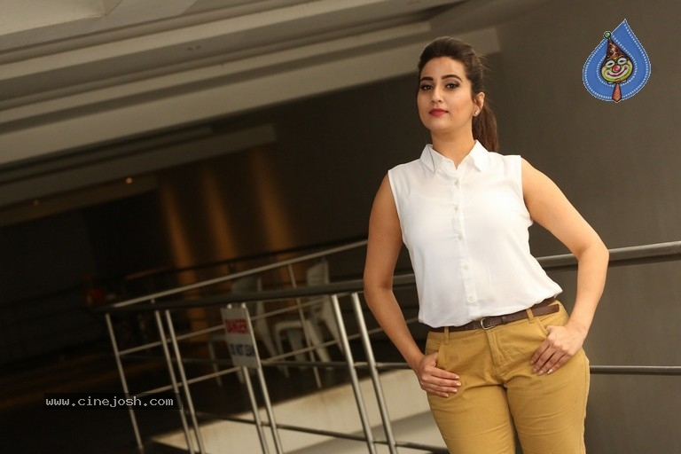 Anchor Manjusha New Pics - 5 / 21 photos