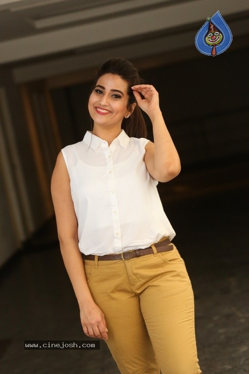 Anchor Manjusha New Pics - 8 / 21 photos