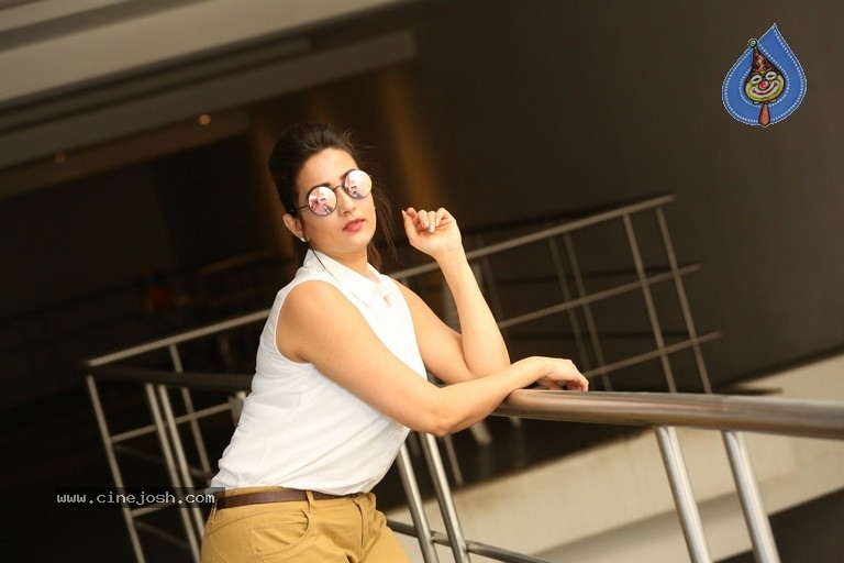 Anchor Manjusha New Pics - 11 / 21 photos