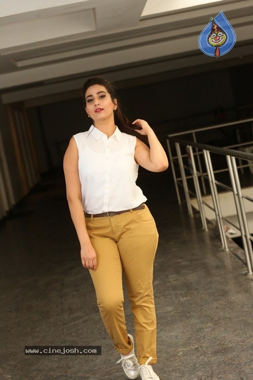Anchor Manjusha New Pics - 12 / 21 photos
