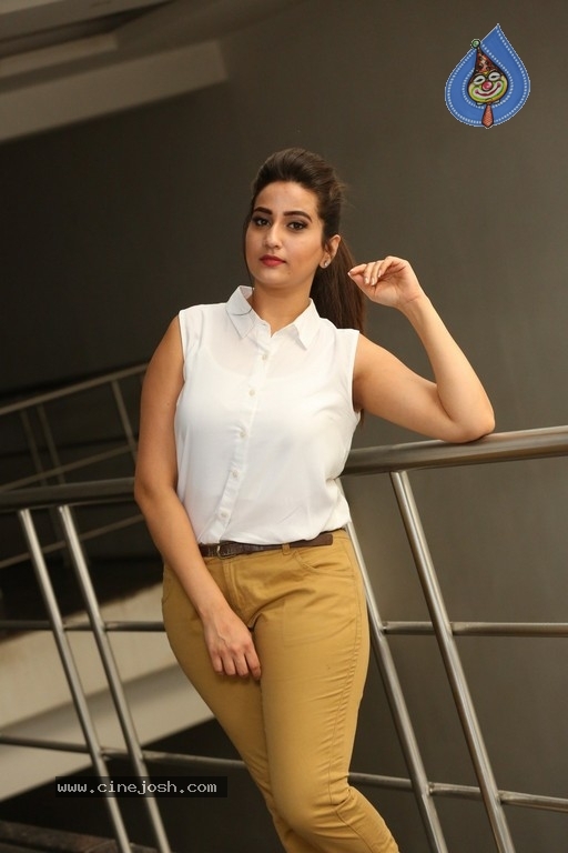 Anchor Manjusha New Pics - 15 / 21 photos