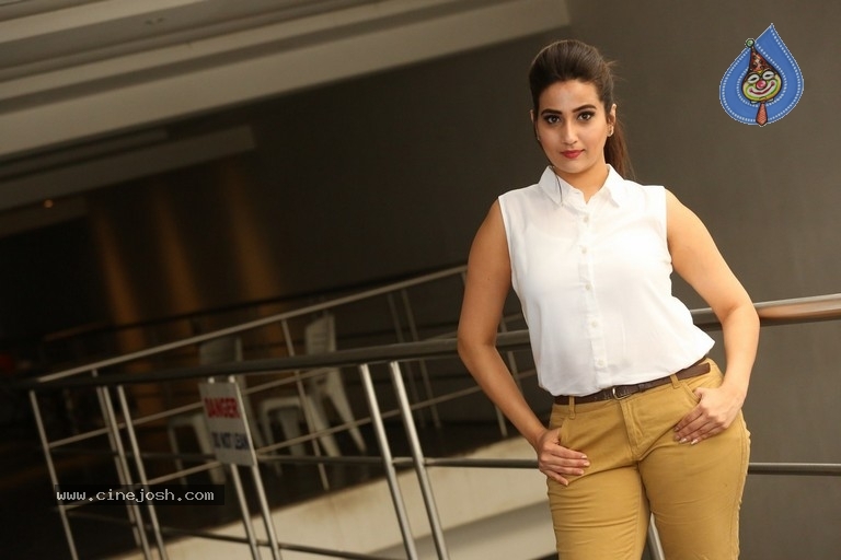 Anchor Manjusha New Pics - 16 / 21 photos