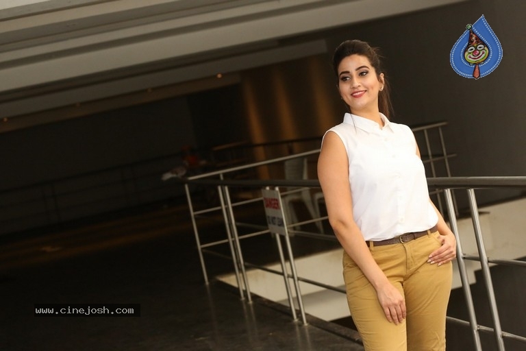 Anchor Manjusha New Pics - 18 / 21 photos