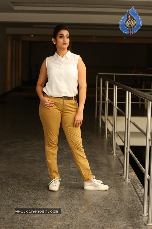 Anchor Manjusha New Pics - 19 / 21 photos