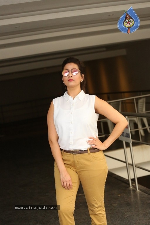Anchor Manjusha New Pics - 20 / 21 photos