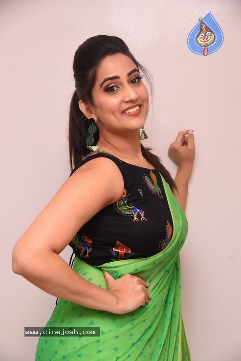 Anchor Manjusha  Photos - 3 / 30 photos