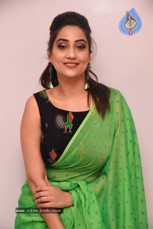 Anchor Manjusha  Photos - 6 / 30 photos