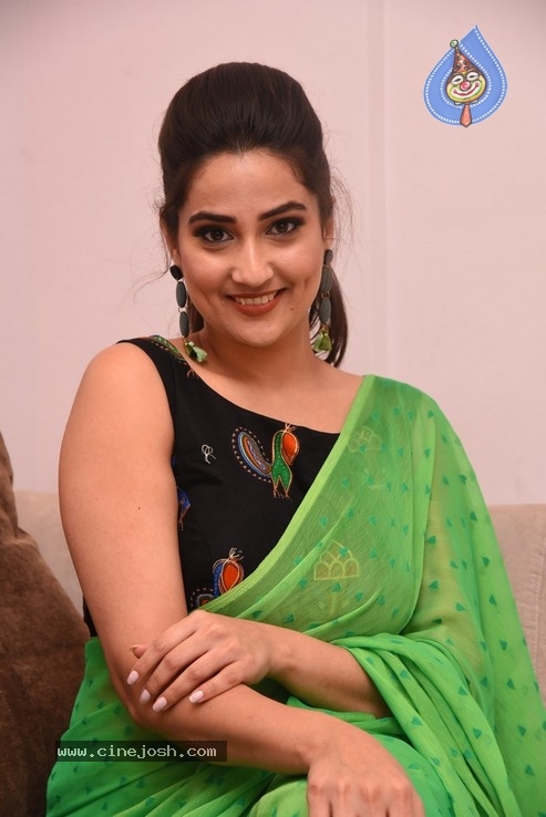 Anchor Manjusha  Photos - 7 / 30 photos