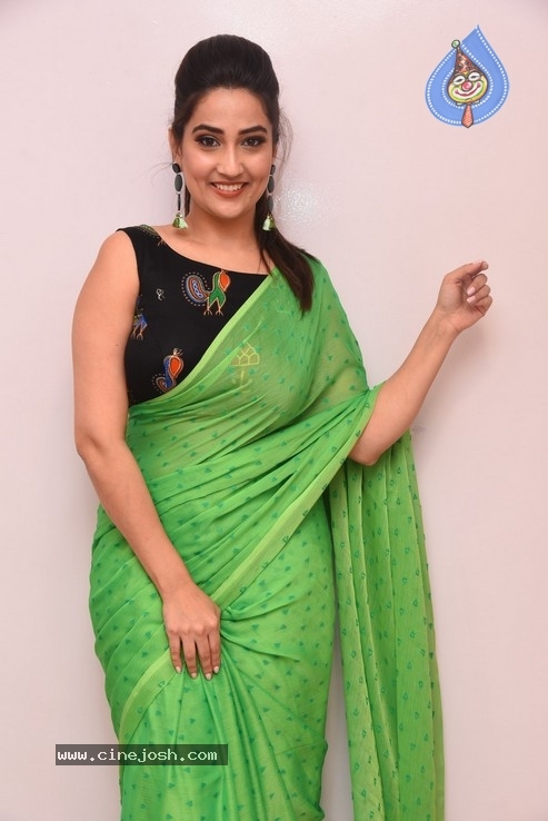 Anchor Manjusha  Photos - 10 / 30 photos