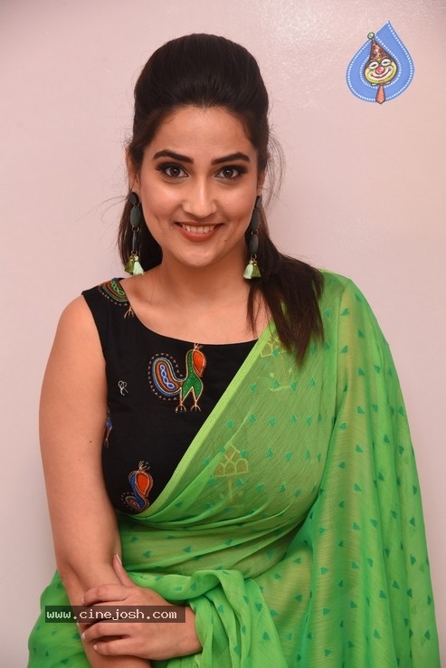 Anchor Manjusha  Photos - 24 / 30 photos