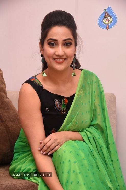 Anchor Manjusha  Photos - 25 / 30 photos