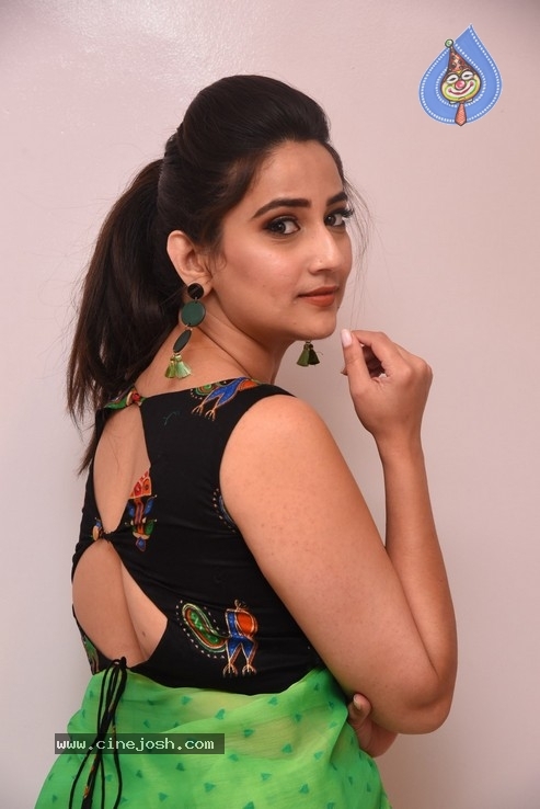 Anchor Manjusha  Photos - 26 / 30 photos
