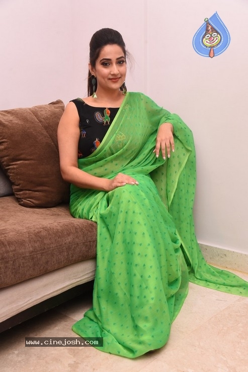 Anchor Manjusha  Photos - 28 / 30 photos