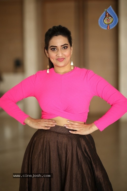 Anchor Manjusha  Photos - 5 / 18 photos