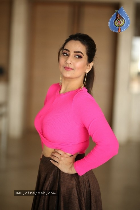 Anchor Manjusha  Photos - 12 / 18 photos