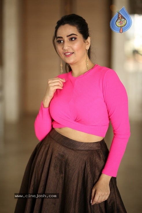 Anchor Manjusha  Photos - 16 / 18 photos