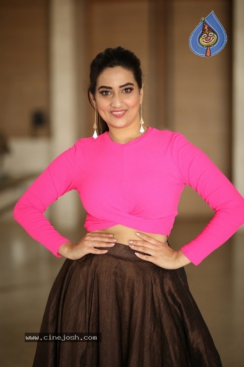 Anchor Manjusha  Photos - 18 / 18 photos