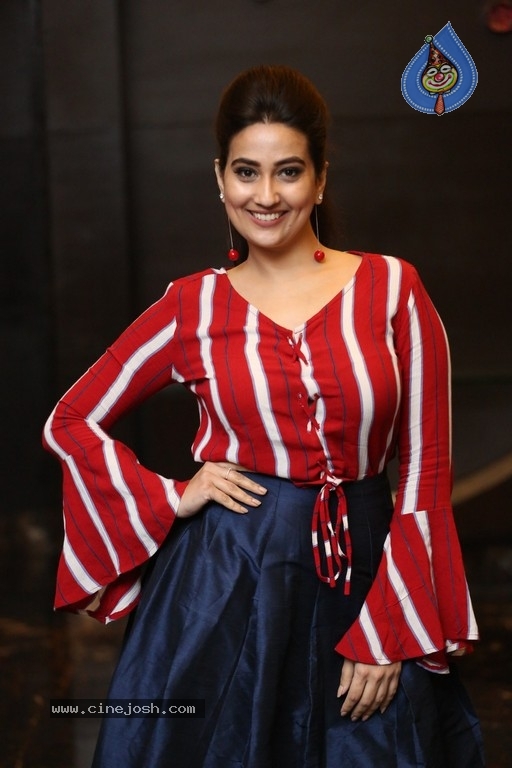 Anchor Manjusha Photos - 4 / 21 photos