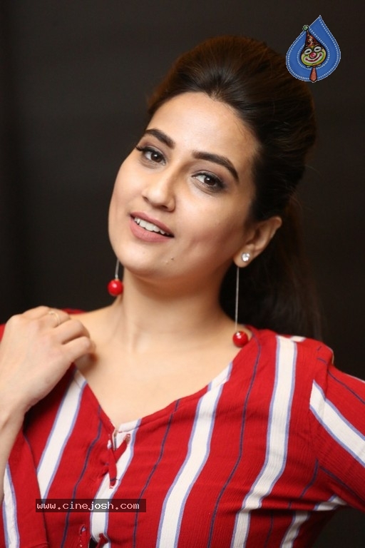 Anchor Manjusha Photos - 12 / 21 photos