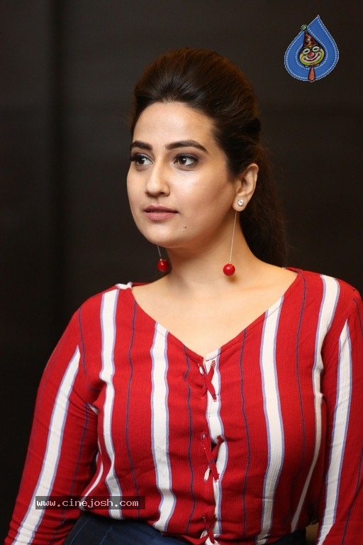 Anchor Manjusha Photos - 16 / 21 photos