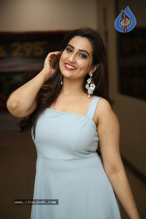 Anchor Manjusha Pics - 2 / 19 photos