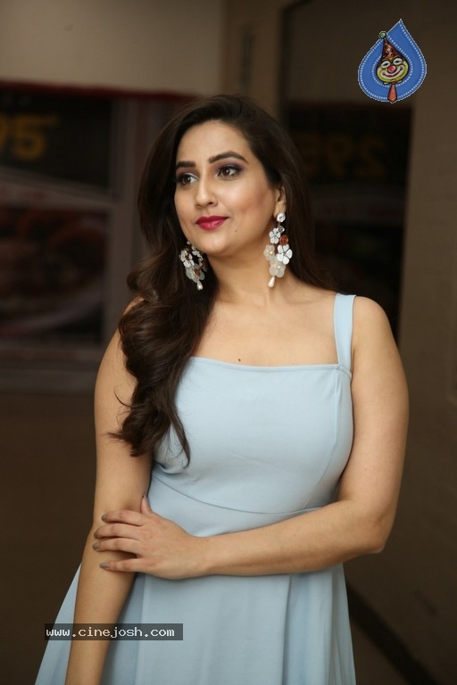 Anchor Manjusha Pics - 4 / 19 photos
