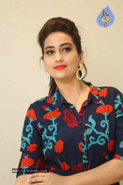 Anchor Manjusha Pics - 1 / 32 photos