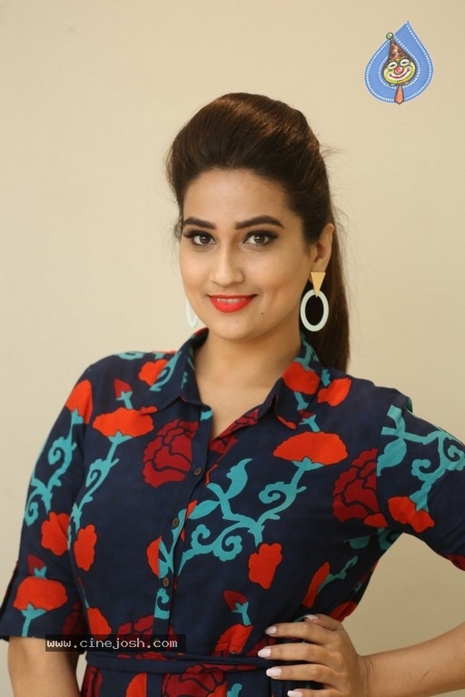 Anchor Manjusha Pics - 15 / 32 photos