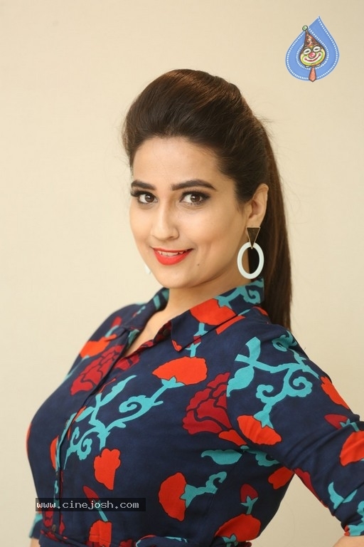 Anchor Manjusha Pics - 23 / 32 photos