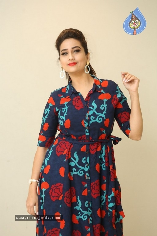 Anchor Manjusha Pics - 24 / 32 photos