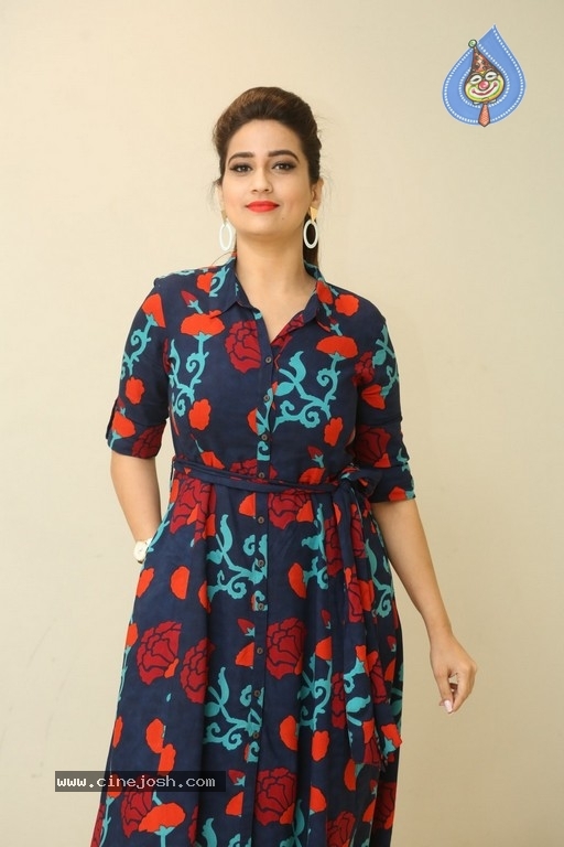 Anchor Manjusha Pics - 27 / 32 photos