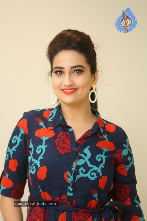 Anchor Manjusha Pics - 28 / 32 photos