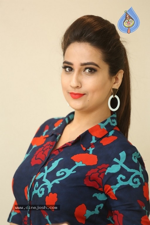 Anchor Manjusha Pics - 30 / 32 photos