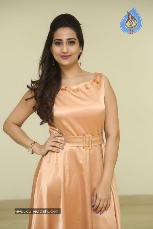 Anchor Manjusha Pics - 2 / 21 photos